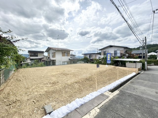 売土地　川西市大和東5丁目の前面道路含む現地写真|前面道路広々約５．２ｍあり、運転が不慣れな方でもお車の出し入れが安心です。