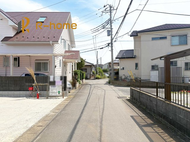 土浦市右籾第13　新築戸建て　1号棟の前面道路含む現地写真|周辺環境も併せて案内致します♪
閑静な住宅地で笑顔あふれる新生活！
ぜひ現地へお越しください♪