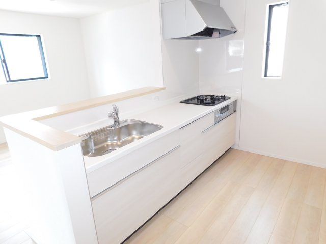 名古屋市瑞穂区鍵田町１丁目の新築一戸建のキッチン|◇キッチン◇　　人気の対面式・人造大理石トップシステムキッチン・浄水器一体型水栓・静音仕様シンク・Sｉセンサーコンロ（３口）・前面コンセント完備