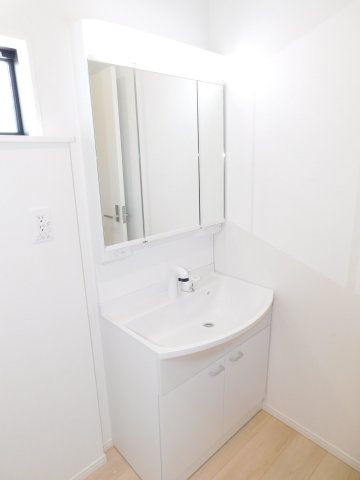 名古屋市瑞穂区鍵田町１丁目の新築一戸建の独立洗面台|◇洗面室◇　　三面鏡シャワードレッサー　くもり止め仕様　