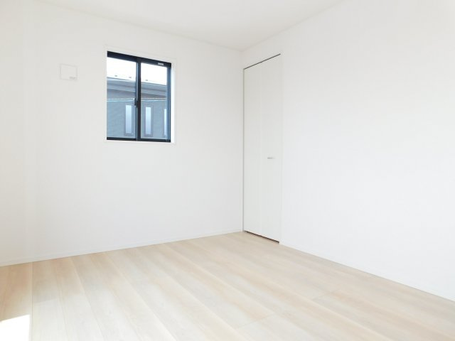 名古屋市瑞穂区鍵田町１丁目の新築一戸建の洋室|◇３階洋室◇　　南面を含む２面採光で明るい洋室６．０帖　収納２ヶ所完備！　バルコニー付き♪