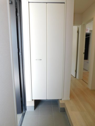 名古屋市瑞穂区鍵田町１丁目の新築一戸建の玄関|◇玄関収納◇　　家族の履物がしっかり片付く可動棚の収納付き♪　
