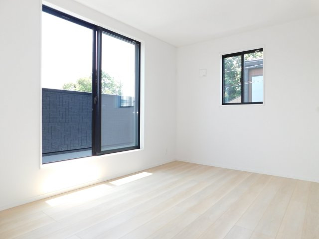 名古屋市瑞穂区鍵田町１丁目の新築一戸建の洋室|◇３階洋室◇　　南面を含む２面採光で明るい洋室６．０帖　収納２ヶ所完備！　バルコニー付き♪