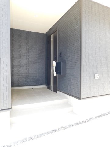 名古屋市瑞穂区鍵田町１丁目の新築一戸建の玄関|◇玄関ポーチ◇　　ベビーカー、三輪車、自転車置き場などに便利な広々ポーチ♪