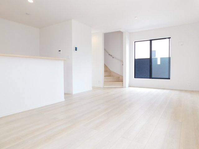 名古屋市瑞穂区鍵田町１丁目の新築一戸建の居間・リビング|◇リビング◇　南面を含む３面採光で明るいリビング１７．６帖　人気のリビング階段採用♪