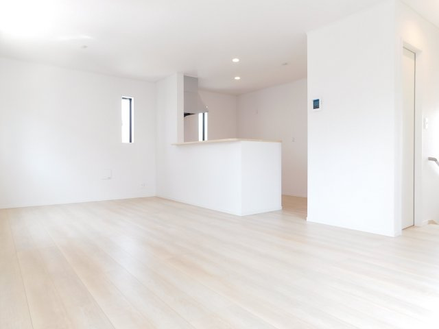名古屋市瑞穂区鍵田町１丁目の新築一戸建の居間・リビング|◇リビング◇　南面を含む３面採光で明るいリビング１７．６帖　家族の会話が弾む対面キッチン♪