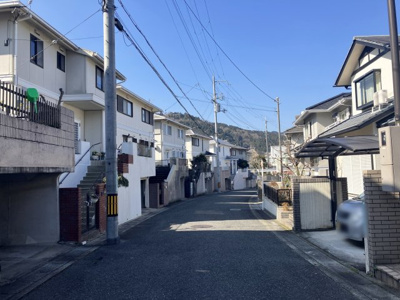 【前面道路含む現地写真】 | 南つつじヶ丘桜台三丁目 一戸建 | 前道約6ｍ
