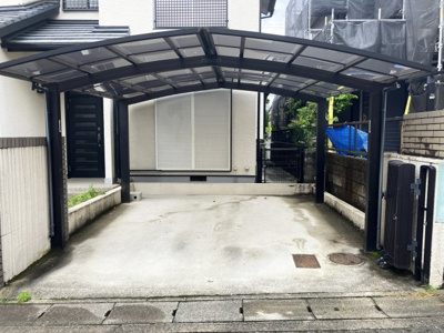 【駐車場】 | 南つつじヶ丘桜台三丁目 一戸建 | 駐車２台可　普通車+軽自動車　（車種による）