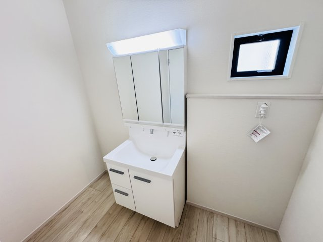 柏市永楽台３丁目新築戸建【柏第八小学校:5分】の独立洗面台|シャワーヘッド付き三面鏡洗面化粧台