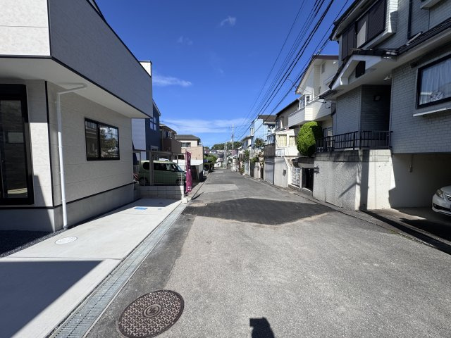 柏市永楽台３丁目新築戸建【柏第八小学校:5分】の前面道路含む現地写真|南東側前面道路・幅員約6ｍ