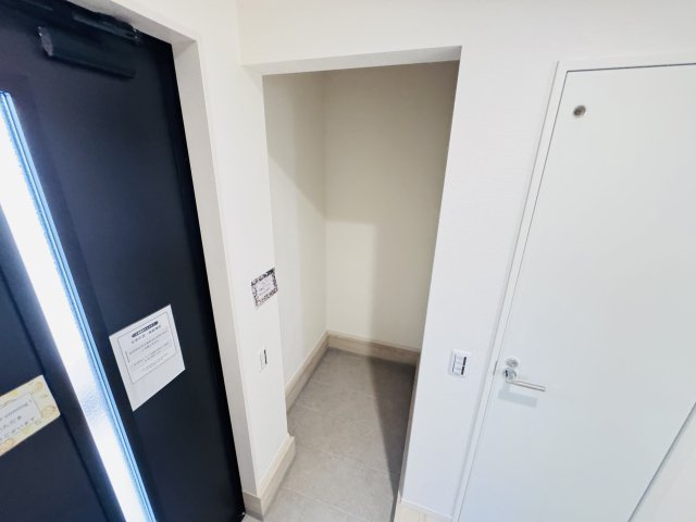 柏市永楽台３丁目新築戸建【柏第八小学校:5分】の玄関|玄関ホール横・土間収納スペース