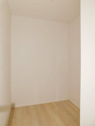 名古屋市瑞穂区鍵田町１丁目の新築一戸建の収納|◇納戸◇　　キッチンの背面に２．５帖の納戸完備！　ファミリークローゼットやパントリーなどとして活用できます♪