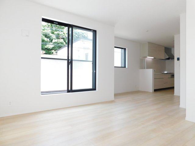 名古屋市瑞穂区鍵田町１丁目の新築一戸建の居間・リビング|◇リビング◇　南面を含む２面採光で明るいリビング１６．７帖　バルコニー利用可能♪