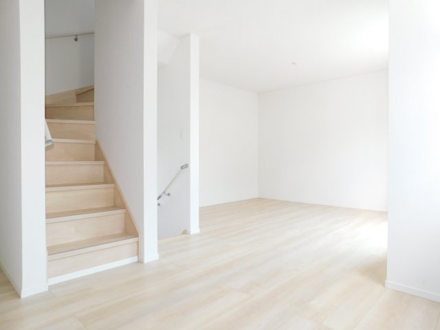 名古屋市瑞穂区鍵田町１丁目の新築一戸建の居間・リビング|◇リビング◇　南面を含む２面採光で明るいリビング１６．７帖　人気のリビング階段採用♪