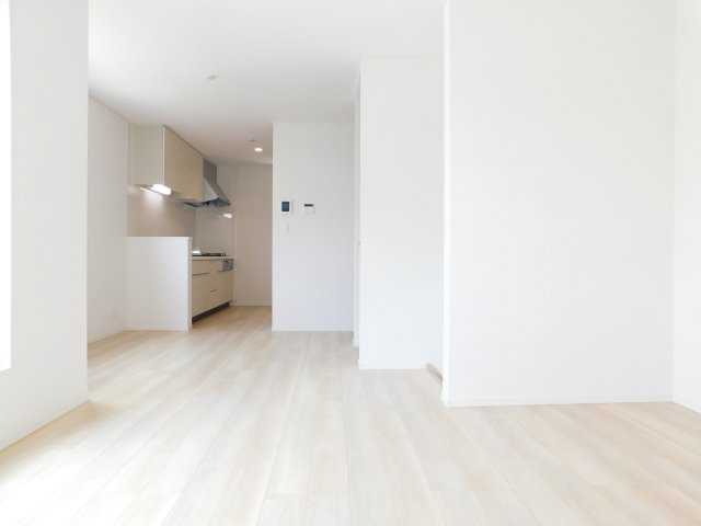 名古屋市瑞穂区鍵田町１丁目の新築一戸建の居間・リビング|◇リビング◇　南面を含む２面採光で明るいリビング１６．７帖　インテリアが映えるワイドリビング♪