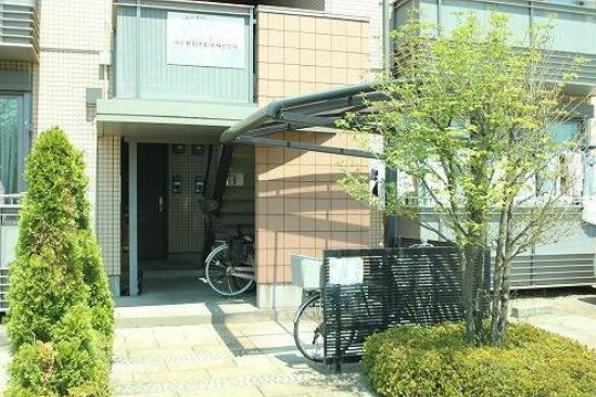 府中市住吉町３丁目のアパートのエントランス