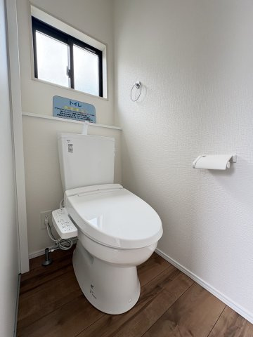 門司区大里戸ノ上2丁目5期のトイレ|トイレも気になるポイント。温水洗浄便座付きのトイレです。汚れてもサッとひと拭きでお手入れ簡単。節水仕様でしっかり洗浄できます。環境にやさしく、しかも経済的です。