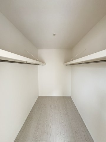 門司区大里戸ノ上2丁目5期のその他|お洋服はもちろん、季節家電やキャリーケースなどの大きな荷物もすっきり収納できる広々としたウォークインクローゼットを完備。室内を広く、そして綺麗に保つことができる頼もしい収納スペースです