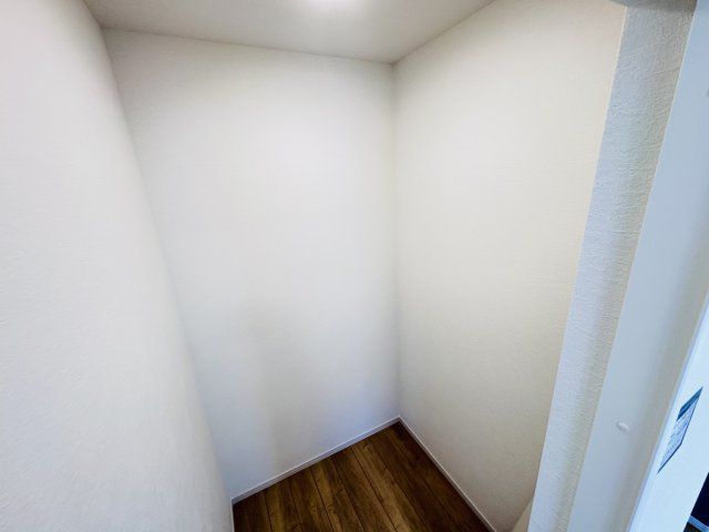 柏市松葉町６丁目新築戸建【松葉第一小学校:9分】の収納|1Fウォークインクローゼット
