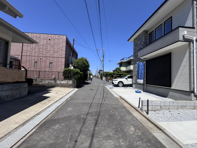 柏市松葉町６丁目新築戸建【松葉第一小学校:9分】の前面道路含む現地写真|南側前面道路