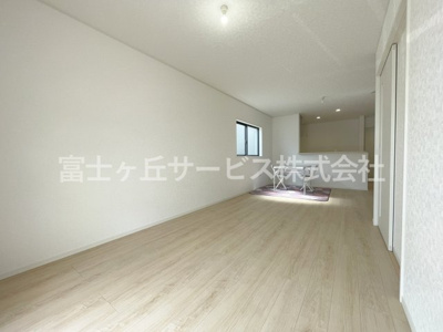 【居間・リビング】 | 島田市宝来町 新築一戸建て | リビングダイニングです