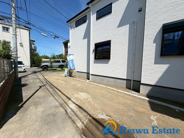 新築戸建　茅ヶ崎市十間坂2丁目の前面道路含む現地写真|角地のため採光がとれ風通しの良い環境◎