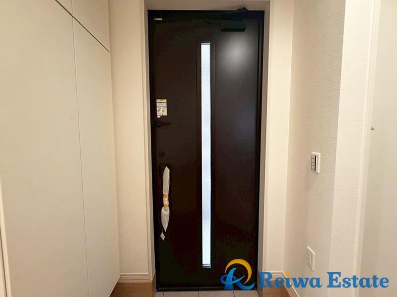 新築戸建　茅ヶ崎市十間坂2丁目の玄関|玄関がすっきりと片付くシューズボックス付き！！