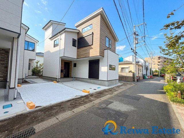新築戸建　茅ヶ崎市十間坂2丁目　全3棟の前面道路含む現地写真|駅徒歩圏×バス停も徒歩3分！通勤・通学・お買い物に便利な立地です◎