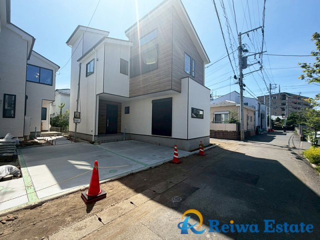 新築戸建　茅ヶ崎市十間坂2丁目　全3棟の前面道路含む現地写真|駅徒歩圏×バス停も徒歩3分！通勤・通学・お買い物に便利な立地です◎