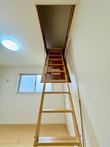 戸建 さいたま市浦和区木崎５丁目の内装|洋室5.2帖には屋根裏収納つき