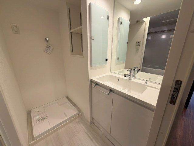 パシフィック文京マンションの独立洗面台|独立洗面台、小物を置くことができて便利です