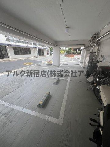 ハイツ千駄ヶ谷の駐車場