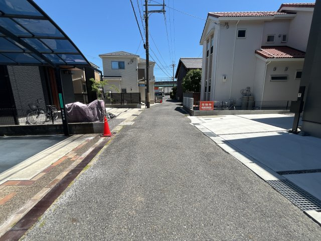草津市矢倉1丁目　新築戸建の前面道路含む現地写真