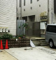 新宿区大久保２丁目のアパートのエントランス