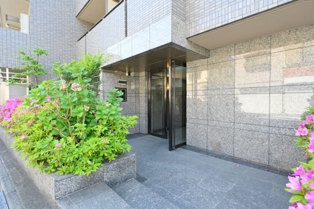 新宿区西落合２丁目の賃貸マンションのエントランス