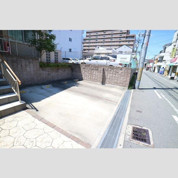 ピンブルコートの駐車場