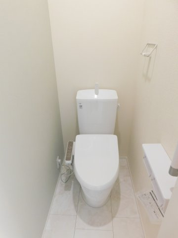 稲沢市祖父江町二俣上瀬古の新築一戸建のトイレ|◇トイレ◇　　１・２階シャワートイレ・節水タイプ