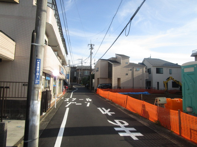 横浜市緑区東本郷町の倉庫の周辺