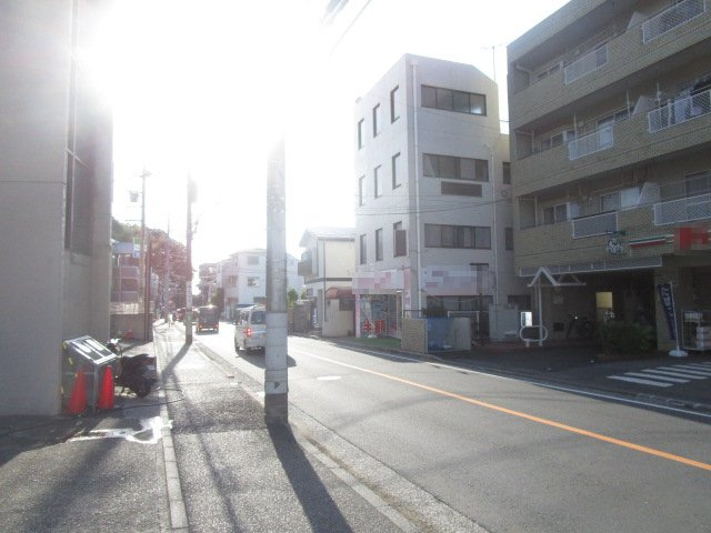 横浜市緑区東本郷町の倉庫の周辺
