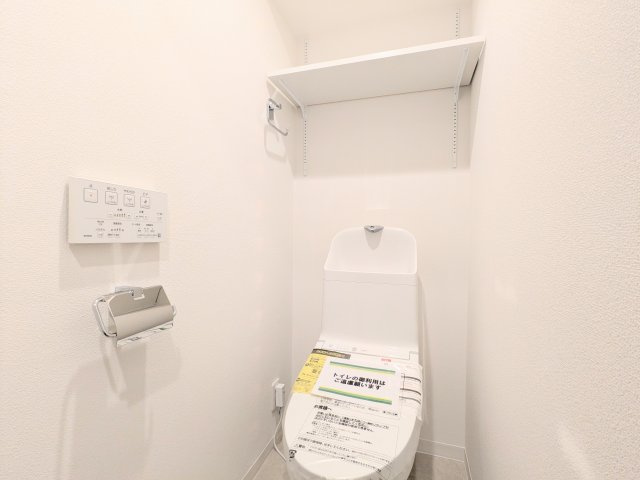 サンレイ浅草のトイレ|～棚付きのトイレ写真～ 消耗品等の収納が可能で便利です！