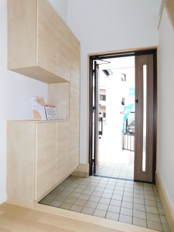 名古屋市南区呼続１丁目の中古一戸建の玄関|◇玄関収納◇　　家族の靴などをしっかりと収納できます！