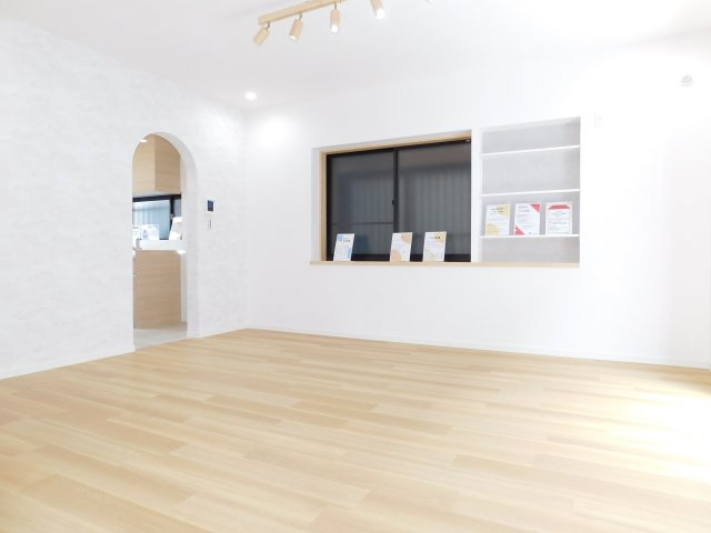 名古屋市南区呼続１丁目の中古一戸建の洋室|◇リビング◇　　南面で明るく広いリビング約２０．３帖　お料理好きに嬉しい独立キッチン♪　（２０２６年４月リフォーム済）