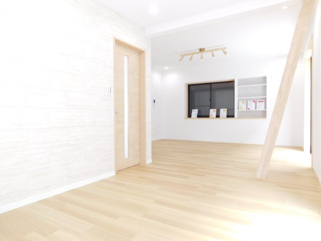 名古屋市南区呼続１丁目の中古一戸建の居間・リビング|◇リビング◇　　南面で明るく広いリビング約２０．３帖　収納、写真や小物を飾ることのできる棚付き！　（２０２６年４月リフォーム済）