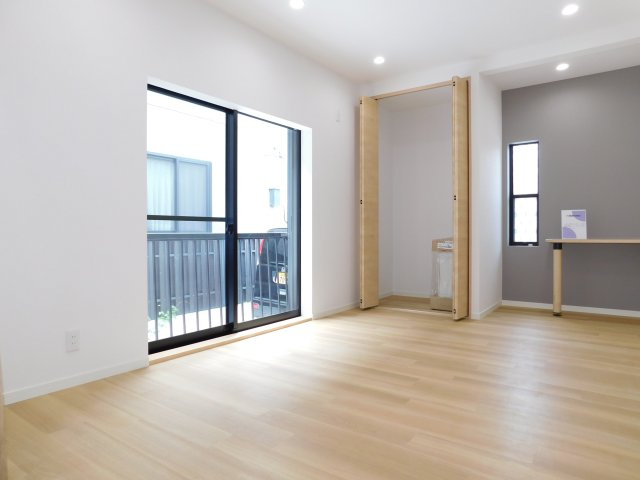 名古屋市南区呼続１丁目の中古一戸建の居間・リビング|◇リビング◇　　南面で明るく広いリビング約２０．３帖　収納＋カウンター付き！　（２０２６年４月リフォーム済）