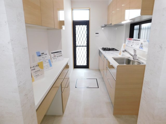 名古屋市南区呼続１丁目の中古一戸建のキッチン|◇キッチン◇　　キッチン新品交換・カップボード・三口コンロ・食洗機・勝手口　（２０２６年４月リフォーム済）