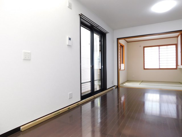 名古屋市瑞穂区本願寺町３丁目の中古一戸建の居間・リビング|◇リビング◇　　明るいリビング約１０．５帖　和室と続き間で利用できます♪　（令和８年３月リフォーム済）