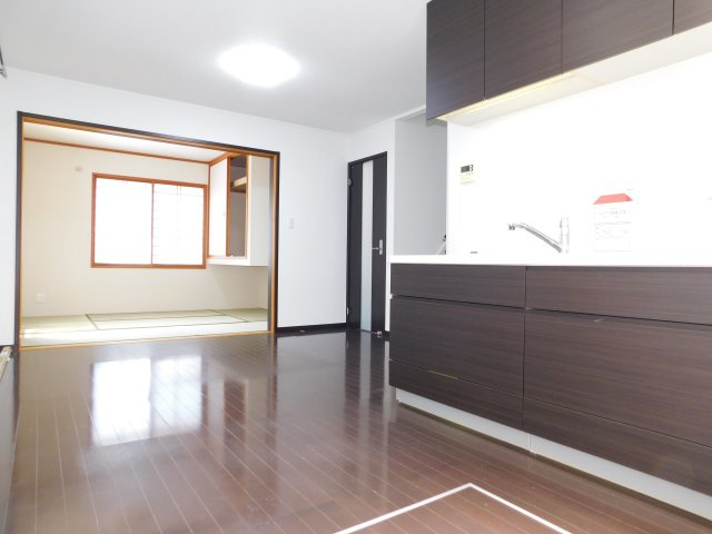 名古屋市瑞穂区本願寺町３丁目の中古一戸建の居間・リビング|◇リビング◇　　明るいリビング約１０．５帖　会話が弾む対面機キッチン♪　（令和８年３月リフォーム済）