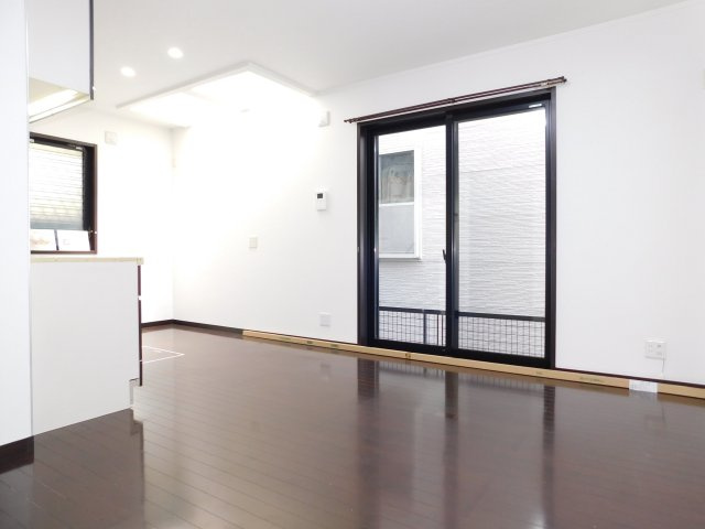 名古屋市瑞穂区本願寺町３丁目の中古一戸建の居間・リビング|◇リビング◇　　明るいリビング約１０．５帖　開放感のある空間♪　（令和８年３月リフォーム済）