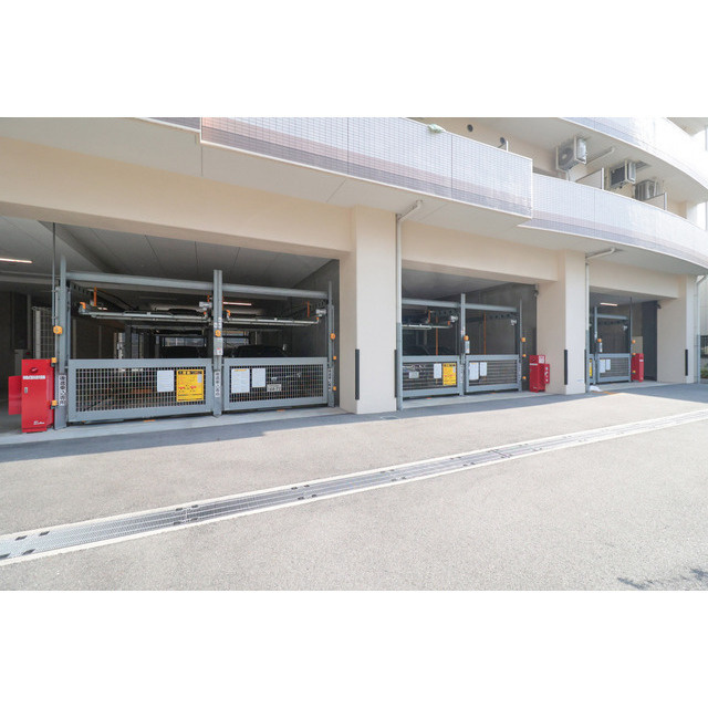 セレニテ江坂ルフレの駐車場