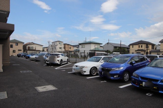 敷地内駐車場有　(別途契約・要空き確認)